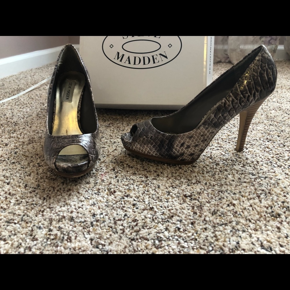 Steve Madden taupe snakeskin herls peep toe